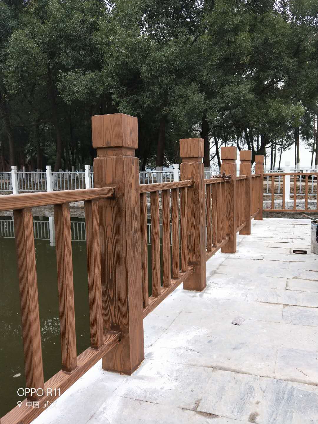 吉安河道护栏木纹漆施工项目